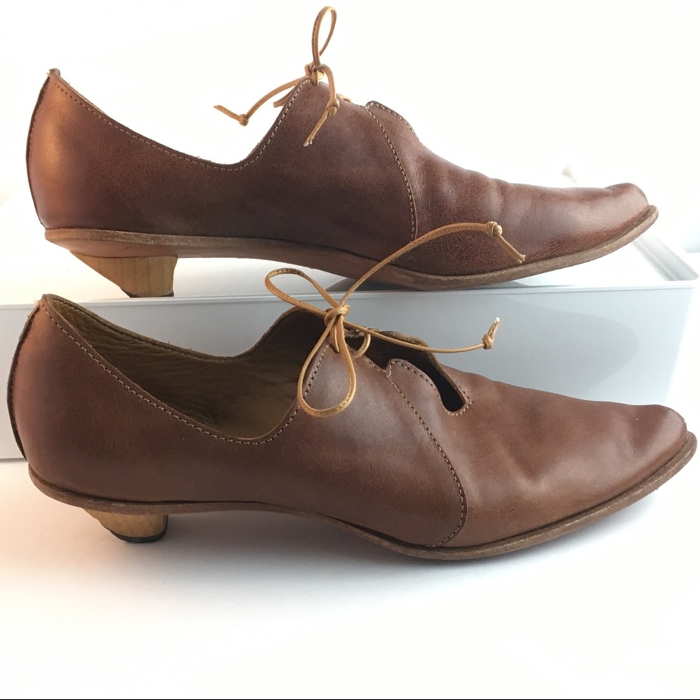 Cydwoq Vintage Hand Sculpted in USA, size 40.